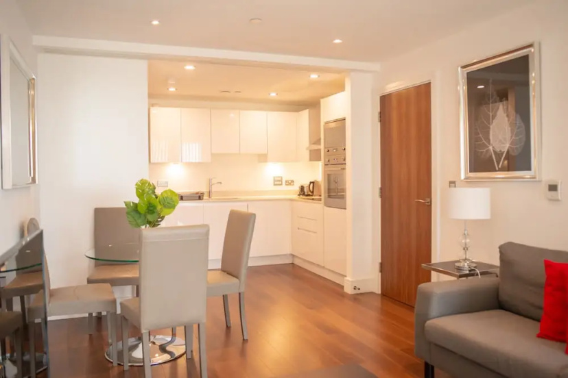 Lovely 2-bed/2-bath Apartment in Lincoln Plaza — отель с удобствами в Лондоне
