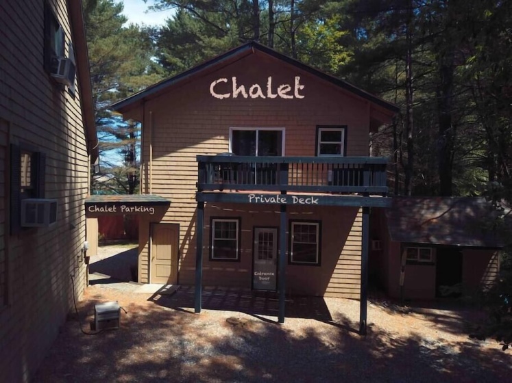 Sunset Chalet-amazing Views Private hot tub — отель с удобным расположением в Белграде