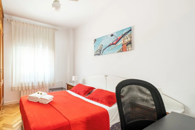 Madrid center room just 3 metro stops — отель с удобствами в Мадриде