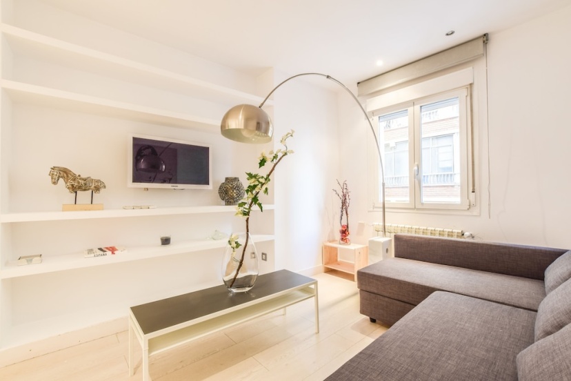 Room to Rent Bernabeu Spacious Apartment — отель с удобным расположением в Мадриде