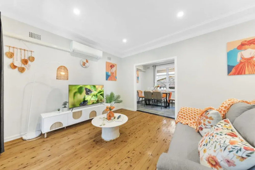 Цены на Relaxing 3BDR Modern Home with Parking в Сиднее