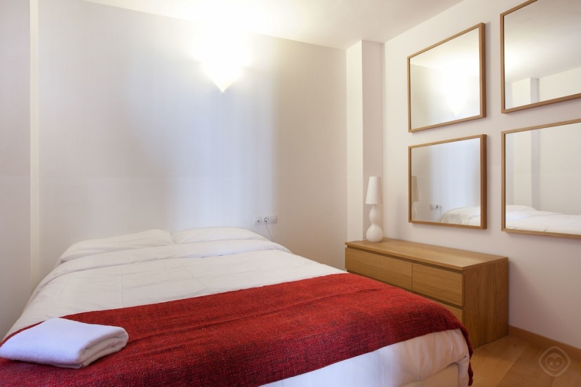 Large Guell Apartment — отель с удобным расположением в Барселоне