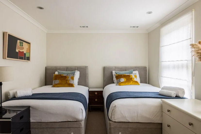 A Grand Four Bedroom Townhouse at Knightsbridge — отель с удобствами в Лондоне