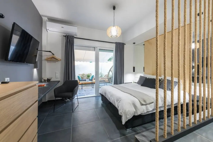 Цены на Small Minimal Paradise in the Center of the City в Афины