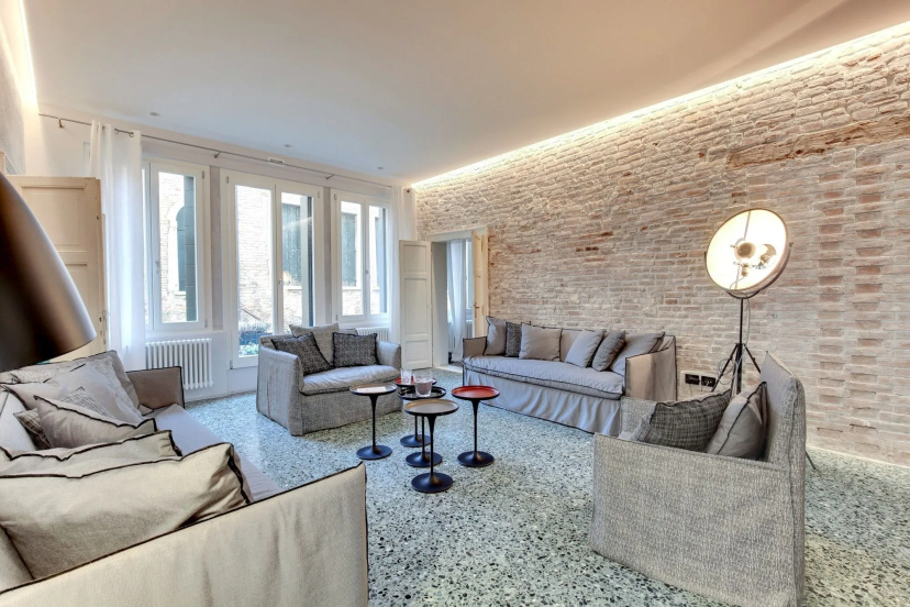 Stunning Modern Apartment in the Heart of Venice — отель с удобствами в Венеции