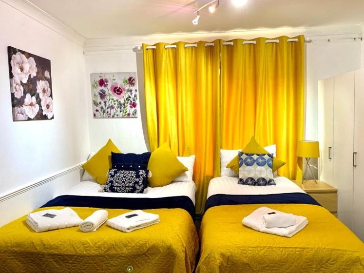 Spacious London Excel 3 bedrooms, Full Kitchen, Apartment — забронировать отель в Лондоне