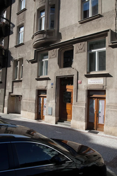 Цены на Spacious 2 Bedroom Apartment With Nice Terrace в Праге
