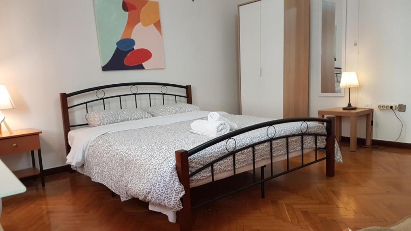 Teal Apartment - Athens Center, 4 BD, 2 BATH — отель с удобствами в Афины