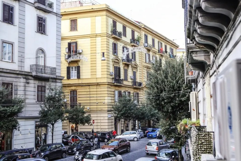 Mira Naples Apartment I Triple — отель с удобствами в Неаполе
