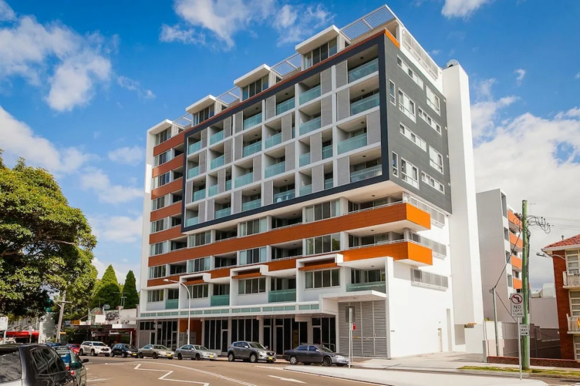Near Airport & Train Station Stylish Two-Story Apartment — забронировать отель в Сиднее