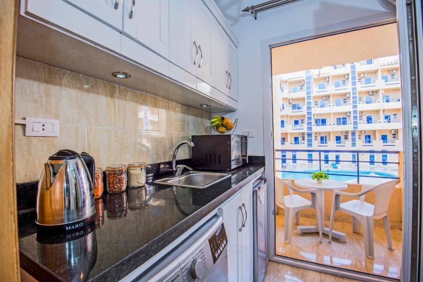 Pool View Balcony ★ Kitchenette ★ Washing Machine — отель с удобствами в Хургаде