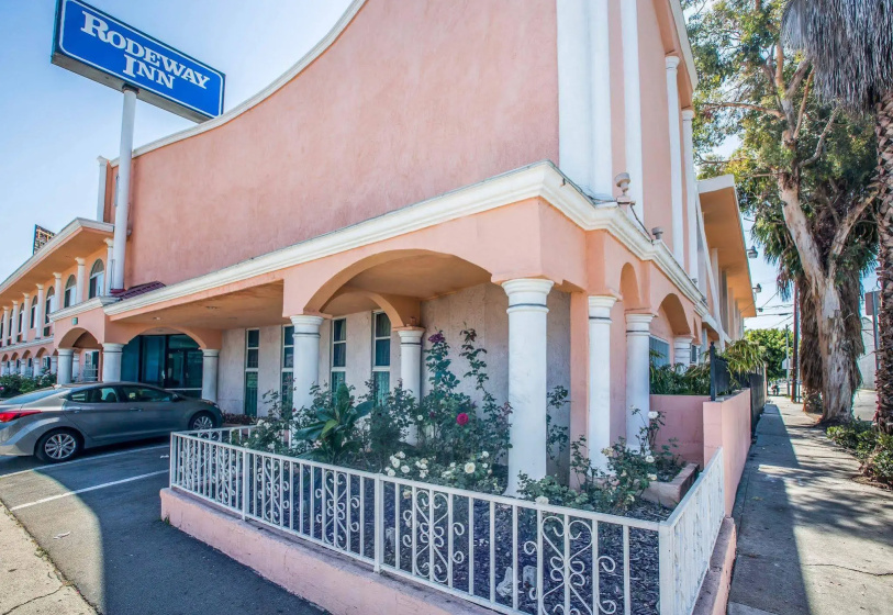 Rodeway Inn near Melrose Ave — отель с удобным расположением в Лос-Анджелесе