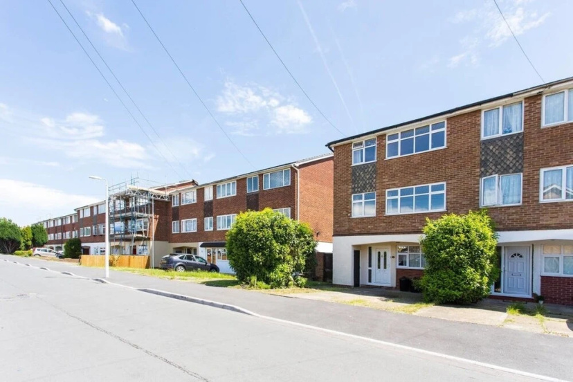Цены на Beautiful 1-Bed Apartment in Romford в Лондоне