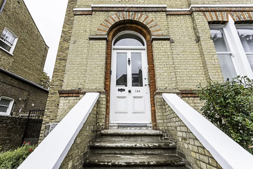 Цены на Clapham Charm: 2-bedroom Beauty в Лондоне