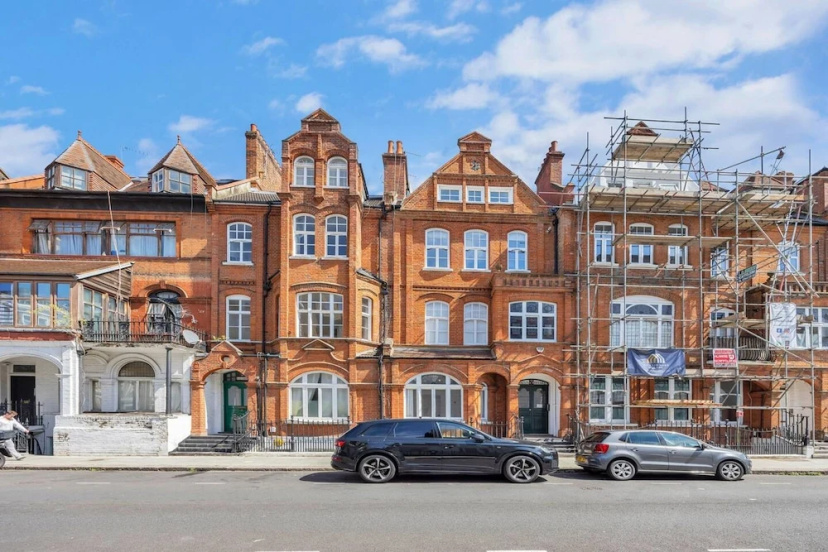 3 Bedroom 2 Bathroom Victorian Flat in Kensington — отель с удобствами в Лондоне