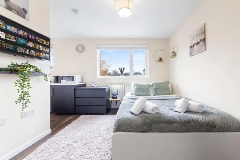 Stunning Ensuite Room In Isleworth TW7 — комфортный отель в Лондоне