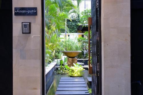 Amanputri Villa — забронировать отель в Кута