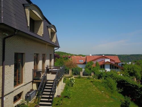 Villa Homestay Nad Helmrovkou — комфортный отель в Праге