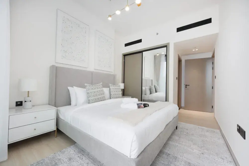 Lovely Apartment in Binghatti Corner That Sleeps 4 — отель с удобствами в Дубае