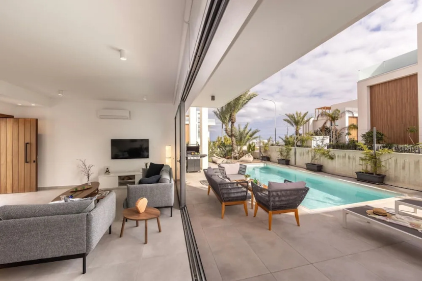 Protaras By the Bay Villa 32 — отель с удобным расположением в Протарас
