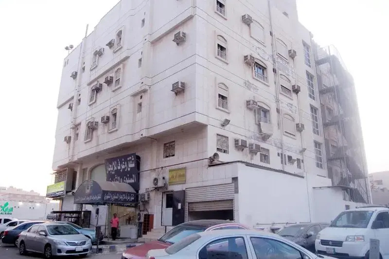 Al Eairy Apartments Jeddah 3 — отель с удобным расположением в Джидде