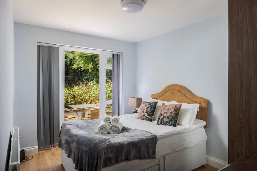 1-bedroom Apartment With Private Garden — отель с удобным расположением в Лондоне