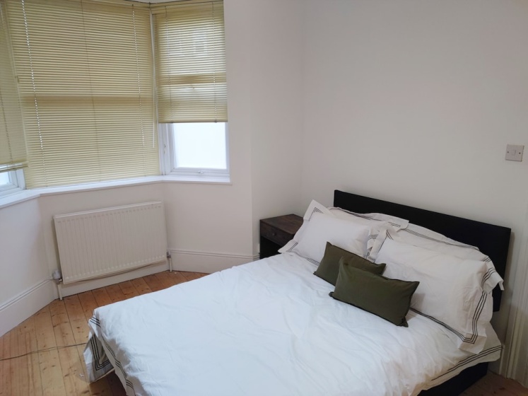 Charming 2-bed Apartment in London — отель с удобным расположением в Лондоне