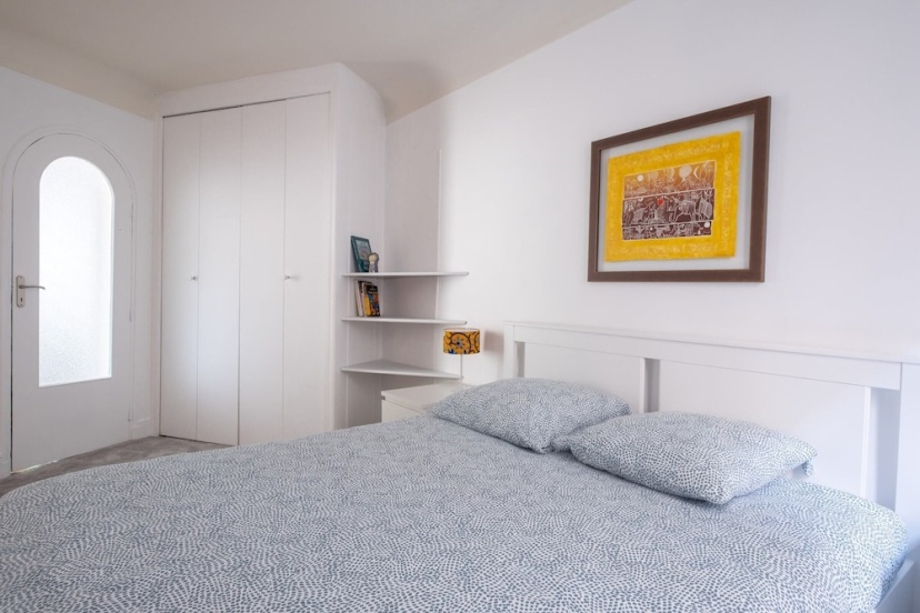 Classical-parisian Apartment on Canal Saint Martin — комфортный отель в Париже