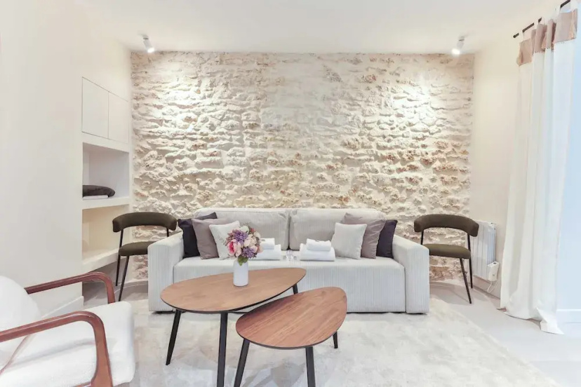 Peaceful Apartment in Eiffel Tower — комфортный отель в Париже