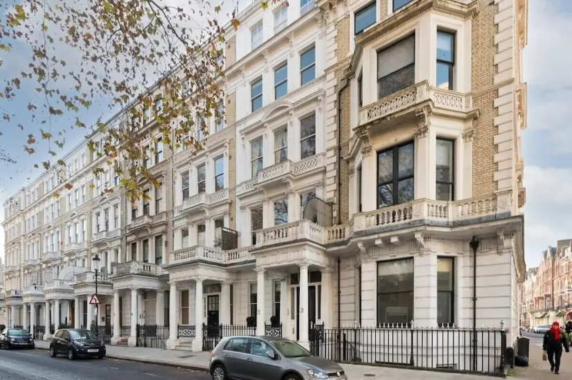 Colourful 3 Bed Kensington Garden Flat — отель с удобным расположением в Лондоне