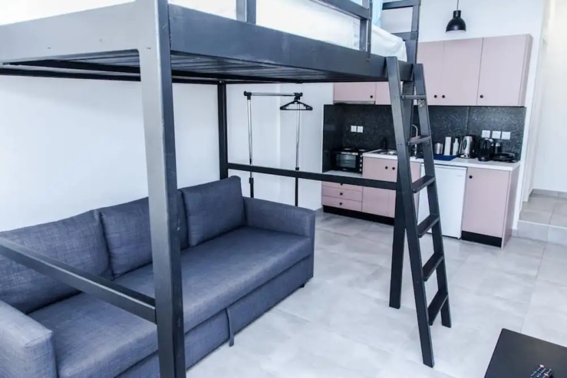 Homey studio in Athens Downtown -3 — отель с удобным расположением в Афины