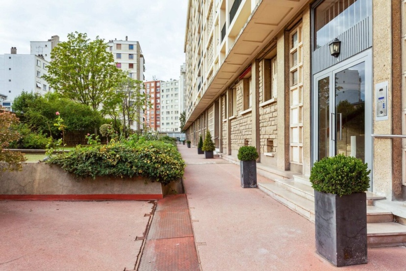 Exquisite Apartment for 4 - Live Like a Parisian — отель с удобным расположением в Париже