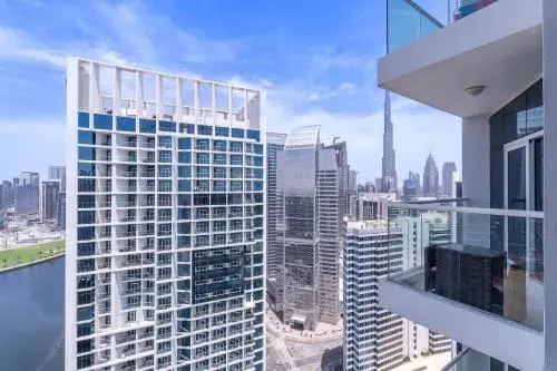 Spectacular Burj Khalifa view service apartment — отель с удобным расположением в Дубае