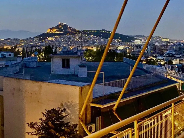 Charming Renovating Mets Apartment Athina — отель с удобствами в Афины