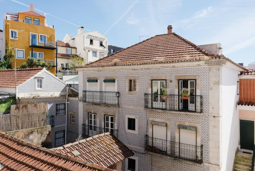 JOIVY Chic studio w/city view in Santa Catarina, 10mins from São Bento Palace — забронировать отель в Лиссабоне