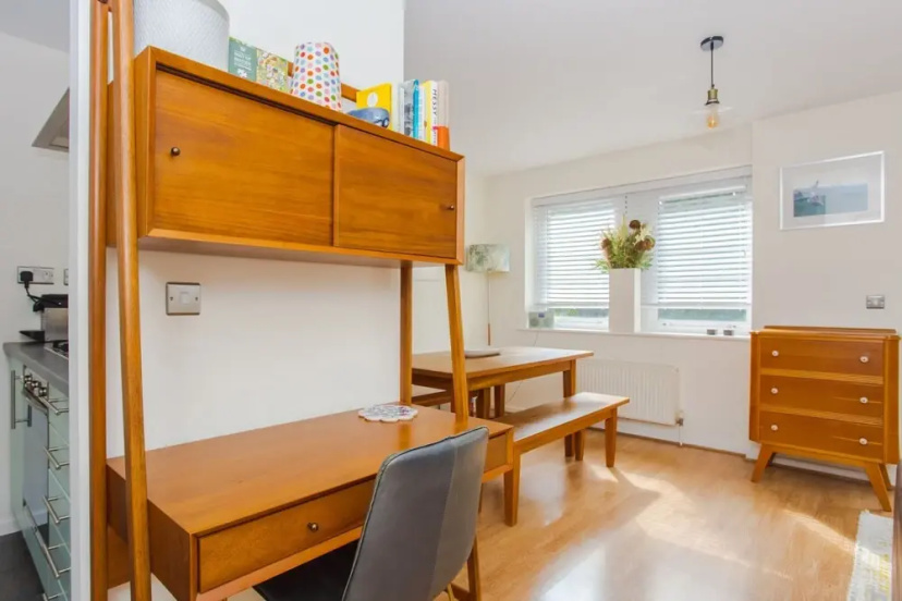 Warm 1 Bedroom Apartment with Balcony — отель с удобным расположением в Лондоне