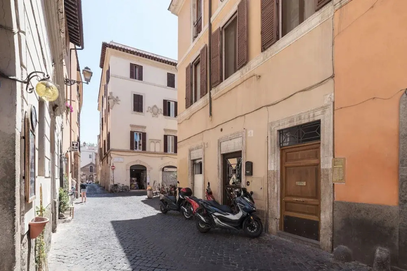 Luxurious Apartment Heart of Trastevere — отель с удобным расположением в Риме