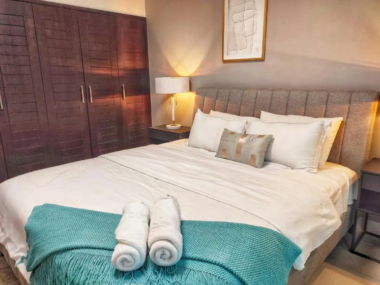 SuperHost - Fountain View Stylish Apt With Spacious Terrace — отель с удобствами в Дубае