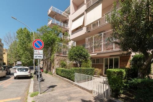 Piazza Bologna Terrace Apartment With Parking — отель с удобствами в Риме