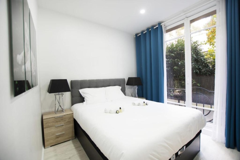 GuestReady - Bright and Spacious Apartment near Eiffel Tower — отель с удобствами в Париже
