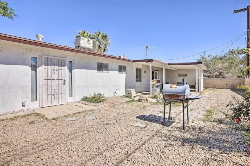 Las Vegas Retreat w/ Yard < 5 Mi to Strip! — комфортный отель в Лас Вегасе