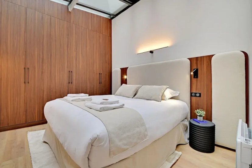Chic and Spacious Apartment in the Heart of Paris — отель с удобным расположением в Париже