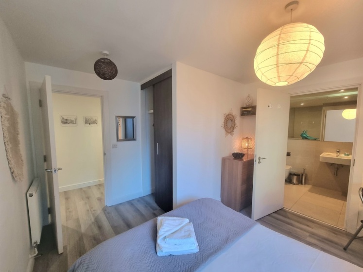 Цены на 2-bed 2-bath Greenwich Apartment with balcony & lift в Лондоне