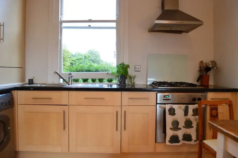 Цены на Spacious 2 Bedroom Apartment in Stoke Newington в Лондоне