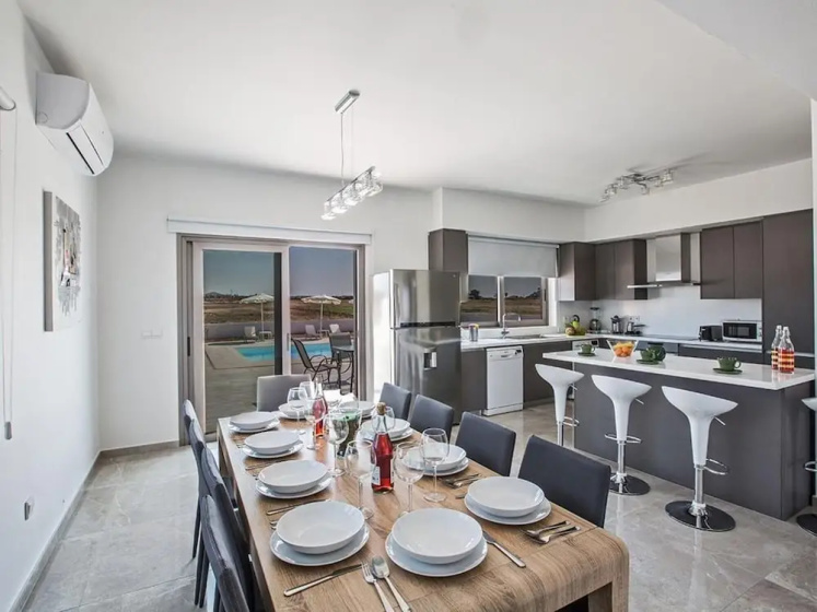 Villa Sienna AQ Ga98 — отель с удобным расположением в Протарас