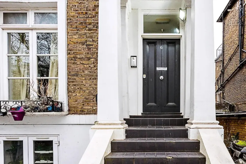 Chic Gunter Grove Flat - London Retreat — отель с удобствами в Лондоне