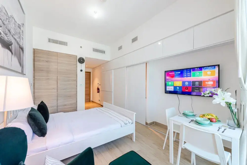 Marina view Spacious studio Newly decorated Dubai Apartments — отель в Дубае, Объединенные Арабские Эмираты