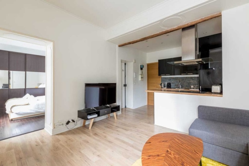 Beautiful Apartment for 4 People in the 15th — забронировать отель в Париже