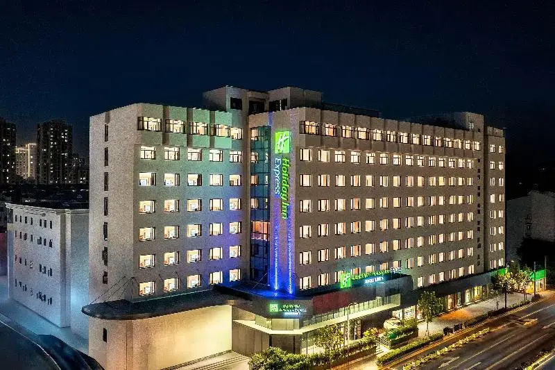Holiday Inn Express Shanghai Changyang Road by IHG 4 — отель в Шанхае, Китай