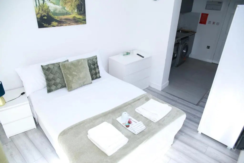 Stunning 1-bed Apartment in Harrow With Parking — отель с удобствами в Лондоне